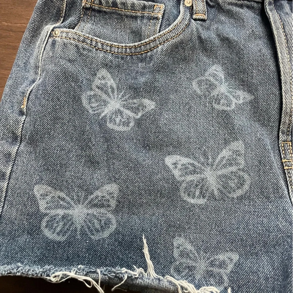 Refuge Denim Chelsea Short Women’s Size 7 with Butterfly Print - Picture 3 of 7